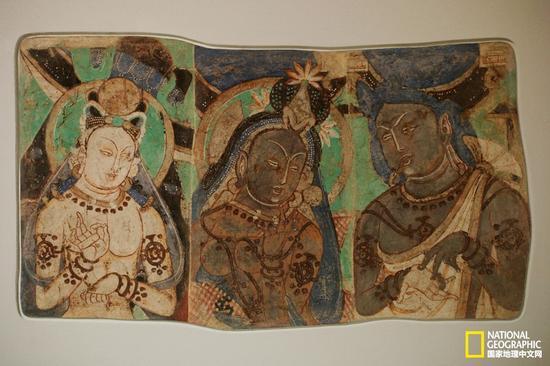 这幅绘于公元7世纪左右的古老壁画描绘的是佛经中记载的未生怨王(最左)及其王后和大臣,原出自克孜尔第224窟,20世纪初被德国探险队割下带回柏林,现藏于柏林亚洲艺术博物馆。
