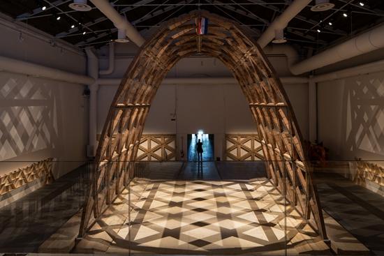 本届威尼斯建筑双年展上,巴拉圭建筑师Solano Benitez的作品《突围》获得“金狮奖”
