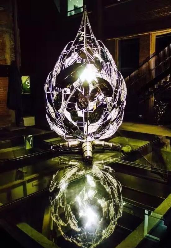 源-《原·木》艺术家:杨莫桐 作品尺寸:1.2×1.2×2.2m 材质:不锈钢