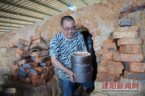 出窑(丁晓雄 摄)