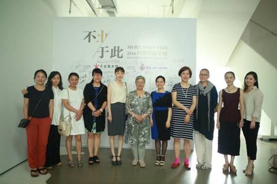 23:20参与论坛的部分学者和艺术家在画展签名墙前合影