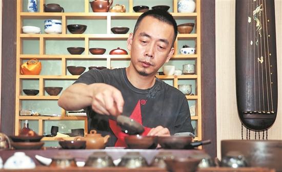 黄文冲平时养盏