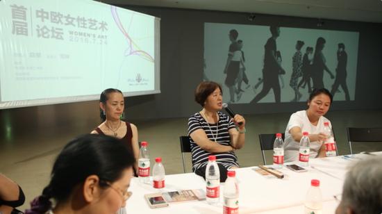 著名艺术批评家徐虹指出,资金支持是实现女性艺术跨国交流前提