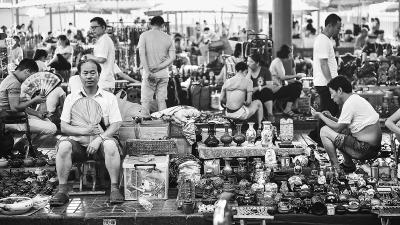 昨天上午,潘家园旧货市场里商户照常营业