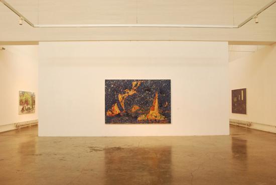 索卡艺术·北京2014.10.11-12.6 《紫色庄严——毛旭辉个展》 正面作品为:《 祝福•从西山滇池到瓦拉纳西》 布面丙烯 200×300cm 2013-2014