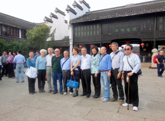 中间的男士是邱季端