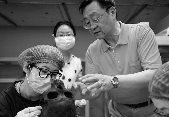吉林大学教授朱泓(左三)在指导体质人类学研究
