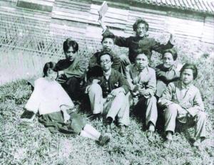 部分南国艺术学院美术系师生合影 1928年 前排左起:唐叔明、左明、张惠灵、黄曼岛(马宁);后排左起:陈白尘、陈明中、陈凝秋、郑君里 (吴作人摄)