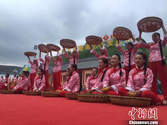 8月3日,第八届陇南乞巧女儿节在西和县拉开帷幕。图为当地一台大型原生态情景歌舞展现”时长七天八夜”的乞巧过程。 徐雪 摄