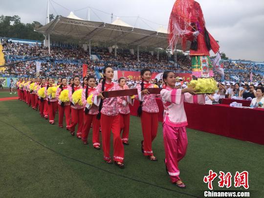 在甘肃西和县,“乞巧节”从每年农历七月初一前夜开始至七夕深夜结束,当地女性们在此间为“巧娘娘”备下美食,载歌载舞请她入“凡间”。 徐雪 摄