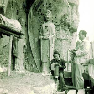 1953年,吴作人与萧淑芳同赴麦积山考察石窟