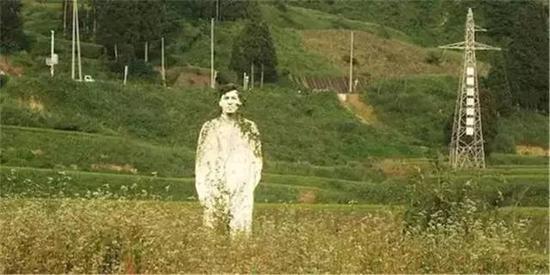 Thomas Eller(德国) 回归自然的人 2000年 日本越后妻有大地艺术祭