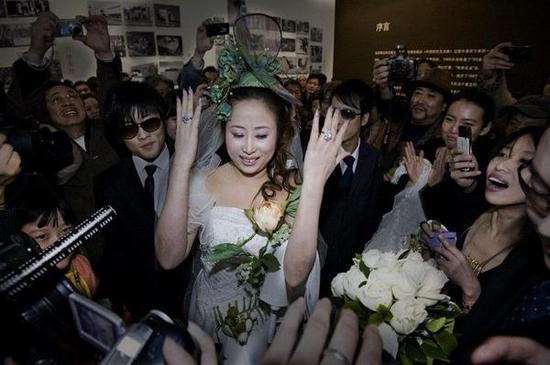《婚》 行为 2009年 /作品说明:我为自己举行一场婚礼,只有新娘,没有新郎。我为自己戴上婚戒,我第一次穿上婚纱。/摄影:杨超