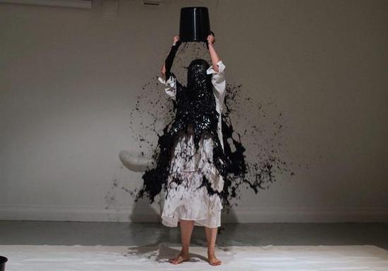 《合一》行为 2015年/作品说明:墨为阴,水为阳,阴阳合一,天地之道。/摄影:李启健