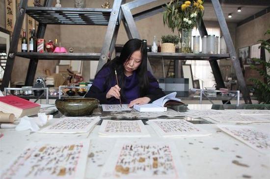 《唐诗 中药 抄写 时间》 行为 2011年 /作品说明:2011年1月1日的第一天,我随手用喝完的中药抄写一首唐诗,感觉不错。连续几天,我继续抄写,陪感身心愉悦。故此,我决定用一年365天的时间,抄写300首唐诗。为。。。