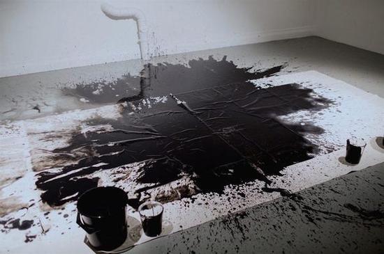 《合一》行为 2015年/作品说明:墨为阴,水为阳,阴阳合一,天地之道。/摄影:李启健