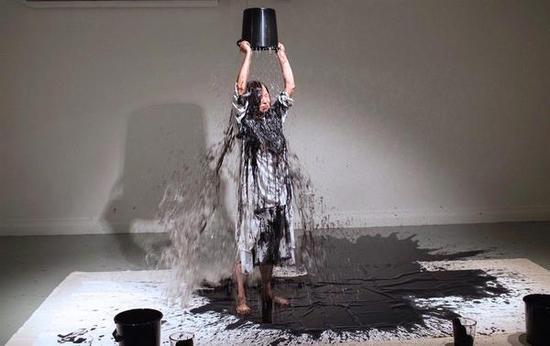 《合一》行为 2015年/作品说明:墨为阴,水为阳,阴阳合一,天地之道。/摄影:李启健