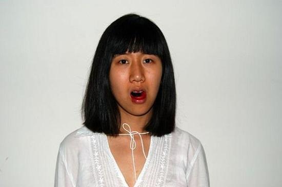 从平渊里4号到天桥北里4号,单频录像,2007 在这部作品里,马秋莎含着刀片回忆了一段与母亲相关的童年往事