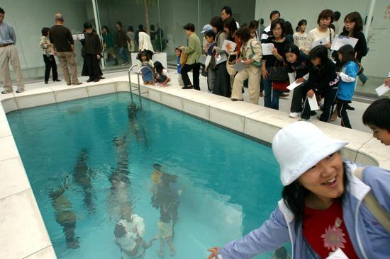 Leandro Erlich,《游泳池》,1999。图片:Junko Kimura/Getty Images