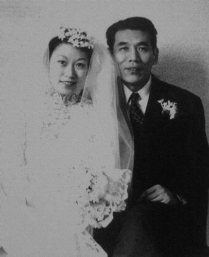1960年朱德群与董景昭结婚,新娘披上了幸福的婚纱