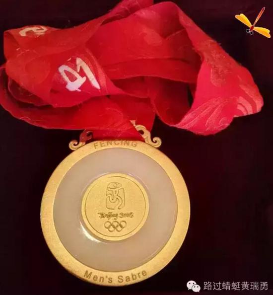<北京奥运会金牌,为历史上唯一的一批金镶玉的奥运金牌,有极高的文物和收藏价值>