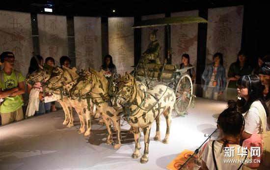 8月9日,游客在台北故宫博物院参观“秦·俑—秦文化与兵马俑特展”