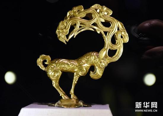 在台北故宫博物院展出的陕西省神木县纳林高兔村出土的战国晚期的金怪兽(8月9日摄)