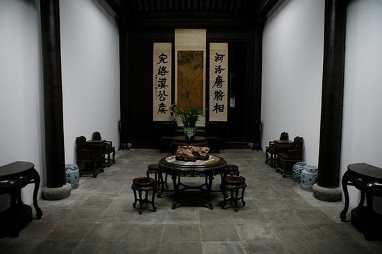 西泠拍卖公司厅堂里陈放著古家具与书画,处处可见江南气韵