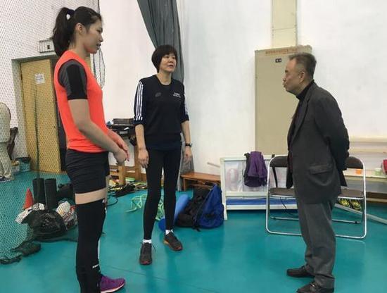 邱季端鼓励徐云丽