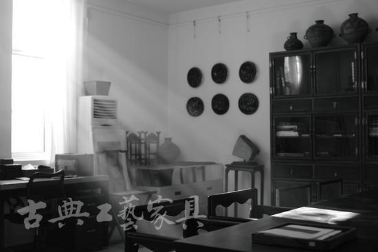 高阳的工作室里,摆了几把玫瑰椅,就作日常用。