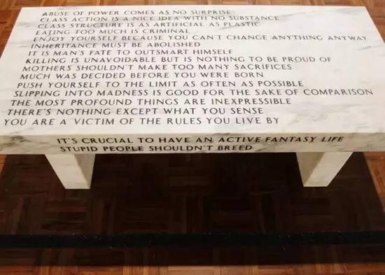 詹妮·霍尔泽(Jenny Holzer)《常理》(大理石凳上)1987