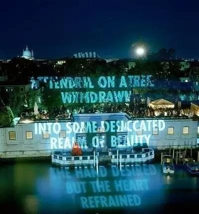 詹妮·霍尔泽(Jenny Holzer)《氙献之威尼斯》1999