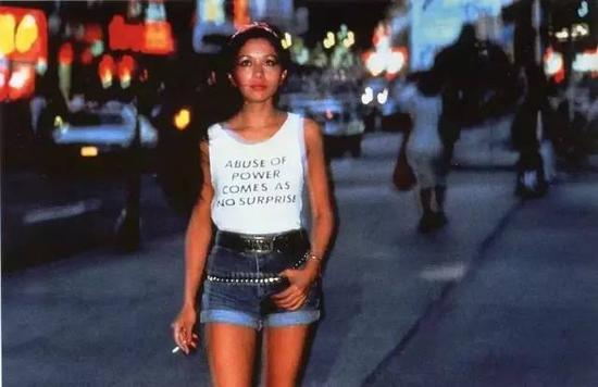詹妮·霍尔泽(Jenny Holzer)《常理》(T恤上)1983