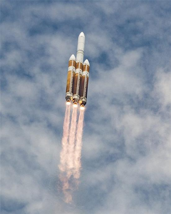 NROL-37侦察卫星由联合发射联盟所属的德尔塔-IV重型运载火箭从佛罗里达州的卡纳维拉尔角空军基地发射升空,摄于2016年6月11日