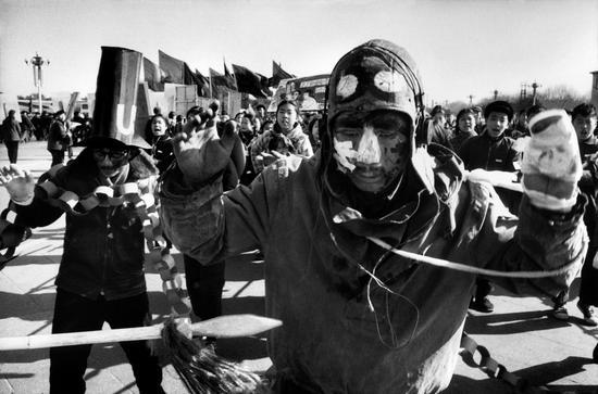 北京天安门,示威者抗议美国在越南的军事行动,1965