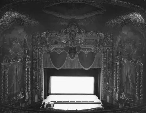 杉本博司(Hiroshi Sugimoto)《俄亥俄剧院》(Ohio Theater)明胶银盐冲印,119.4cmx149.2cm,1980
