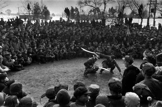 1957年,在北京北郊的村子里,由工农合作社组织的庆祝农历新年的表演,由京剧演员和农民共同参演。