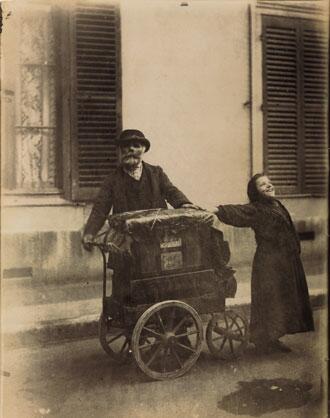 Eugène Atget, Joueur d';Orgue, c。 1898-1899 venduto da Christie';s per 686.500 $ (stima 100-150mila $) Credit Christie';s Images LTD。 2010
