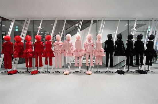 全球各地的Dover Street Market都保持独立且充满创意的货品陈列形式,这让店铺不仅仅是购物的场所,更是时尚爱好者的朝圣之处