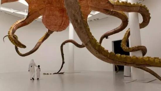 黄永砯,《乌贼》,2010年, 740 x 2100 x 2100 cm