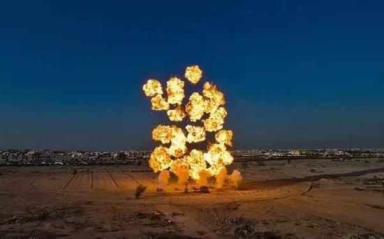 蔡国强在戈壁滩上以大型爆破计划《黑色仪式》作为多哈展览的开幕式。卡塔尔航空局为此关闭了多哈机场起落的所有航班。蔡国强说:“这是地球上出现的第一次最大规模的白天的爆炸,是为艺术而生的爆炸。”