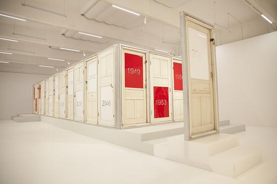黄锐 《三、六、九、百年中国》 装置(钢架、木门、亚克力) 1530X537X246cm 2016年