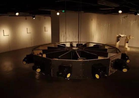 呼吸,2013,互动装置、微处理机, 电子器件, 防毒面具, 声音, 有机玻璃,160 x 160 x 40 cm