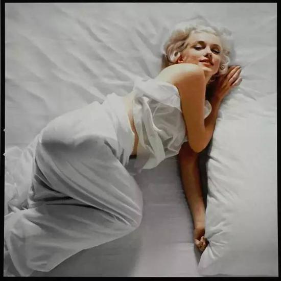 ▲ 道格拉斯·柯克兰(Douglas Kirkland)《玛丽莲·梦露》(Marilyn Monroe),1961,图片来源:Ost Licht。 Galerie für Fotografie,Vienna