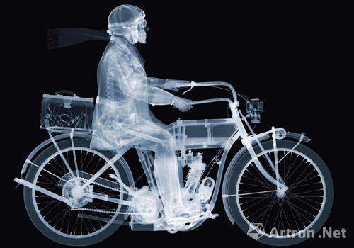 台湾画廊Bluerider Art表示,已有藏家有意向购买Nick Veasey的《Indian Rider》