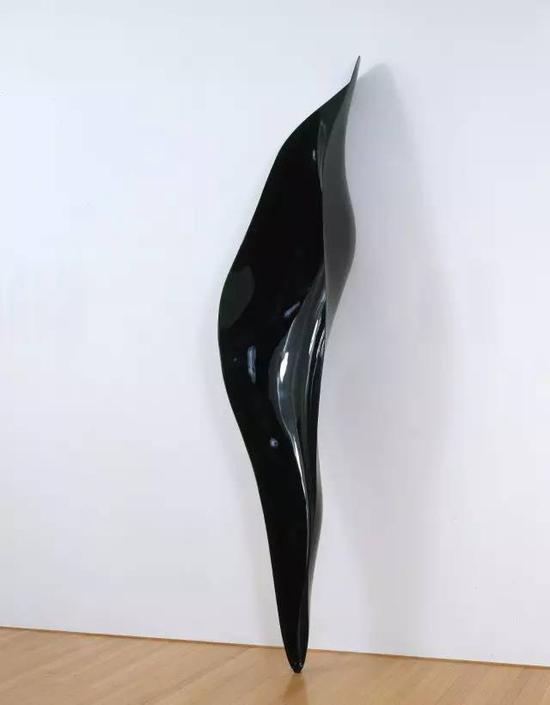 ▲ 田中信行 深域 287.5cm×50cm×57cm漆 麻布干漆 2007年