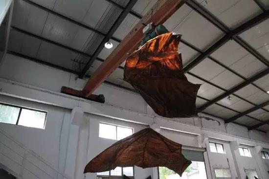▲ 黄永砯 双翼 300cm×290cm×300cm 2016