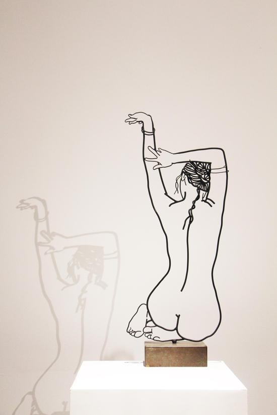 《投影系列2015_3》2015 年64cm×27m×9cm 材料:铁 、底座铜