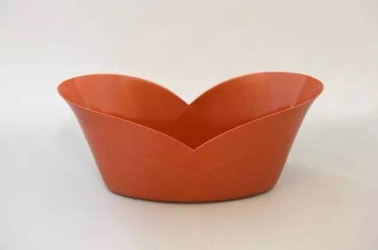 ▲ 増村纪一郎 干漆钵“君子兰” 大漆 麻布 矿物颜料 2.5cm×22cm×18cm 1995年