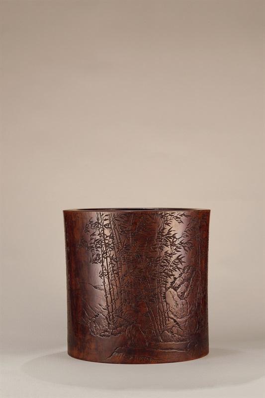 清乾隆 周芷岩刻黄花梨竹石大笔筒 高22cm 成交价:873.6万元 北京保利五周年(2010)春拍 (北京保利拍卖供图)